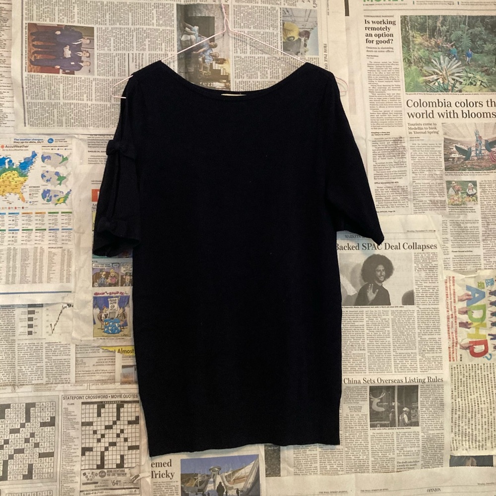 Short sleeve sweater with bow sleeves